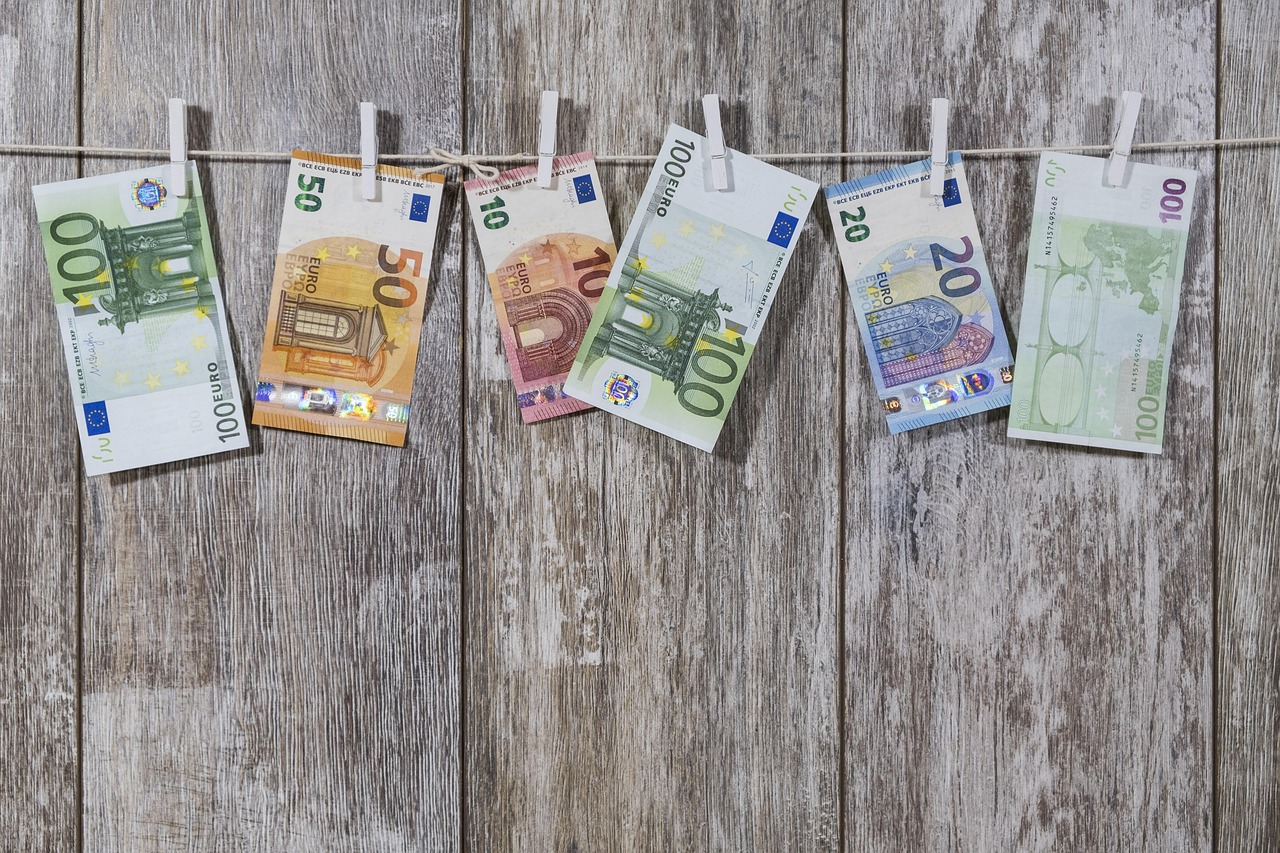 Euron seteleita kuivumassa pyykkinarulla
