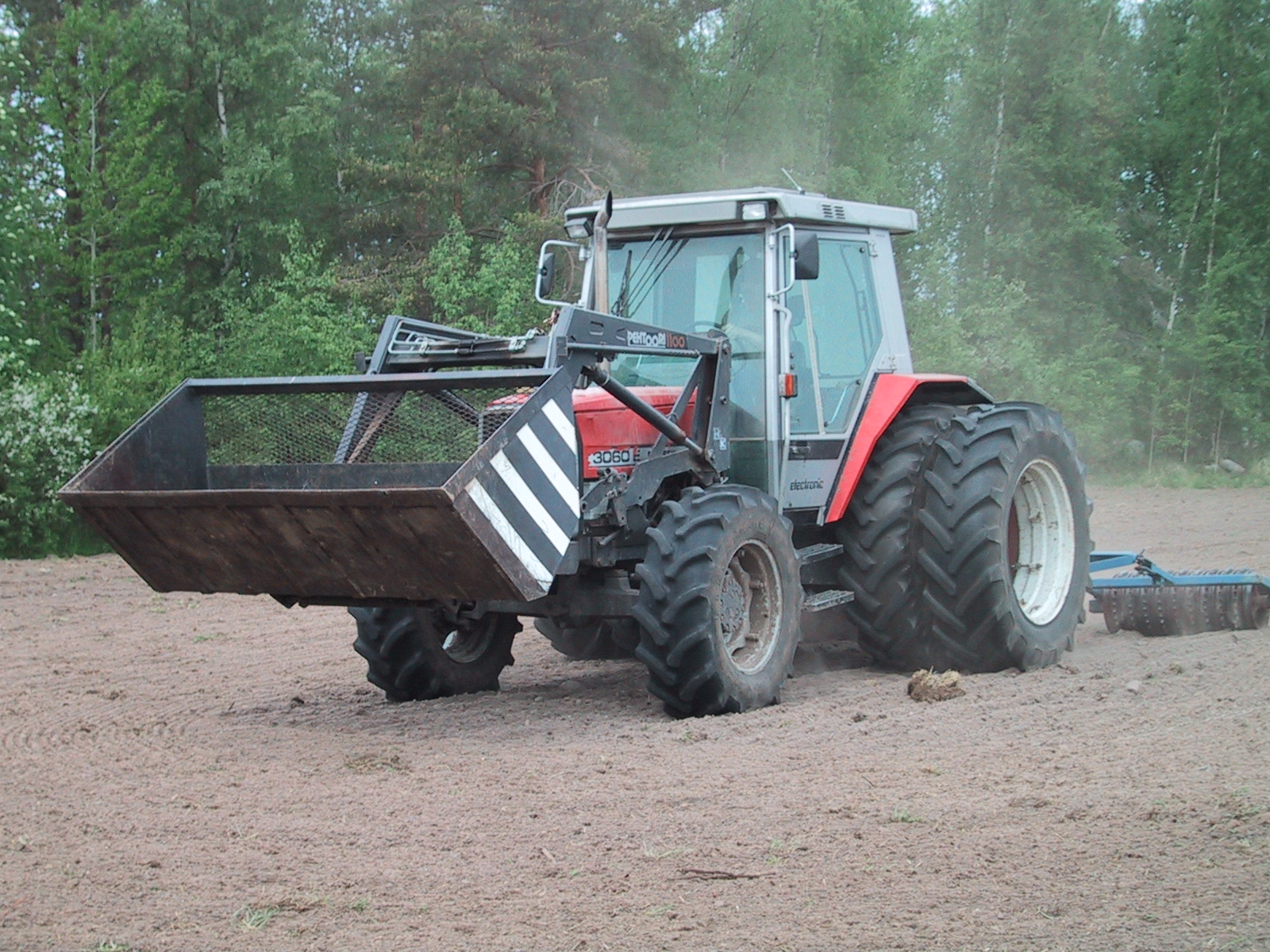 Kuva traktori pellolla kevättöissä