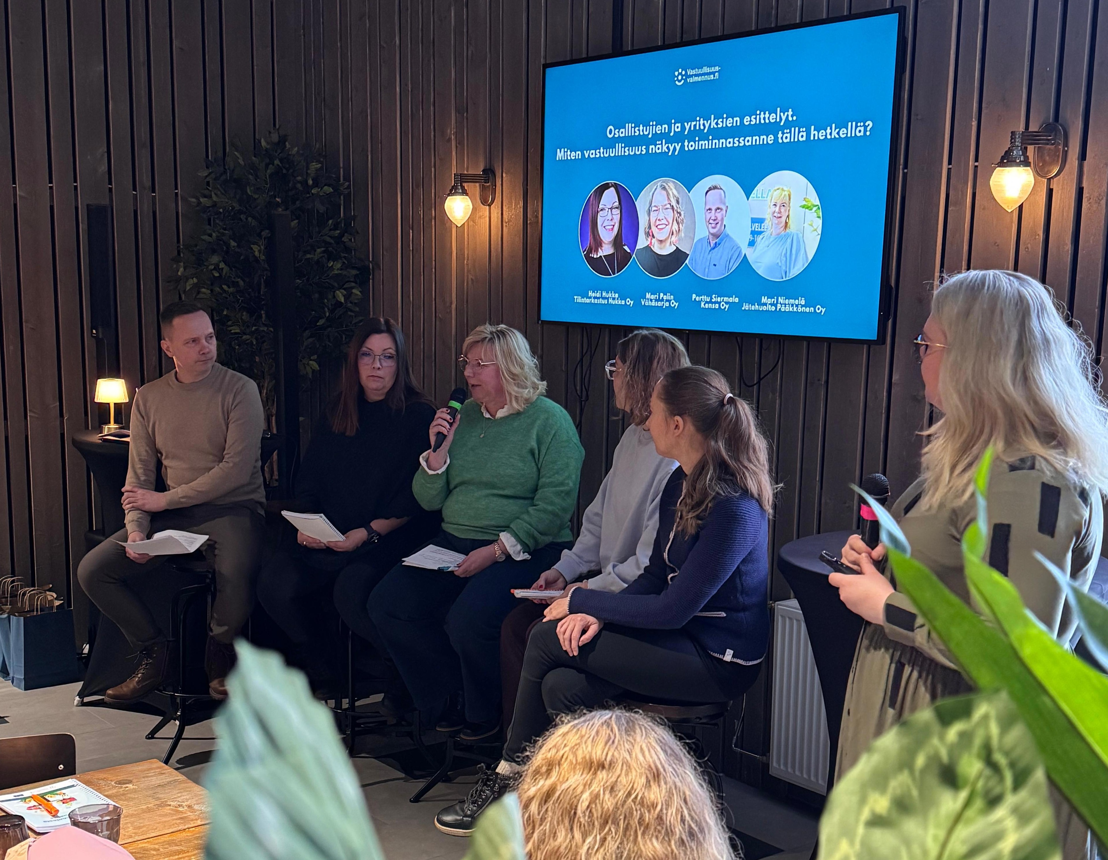 Panelistit paneelikeskustelussa.