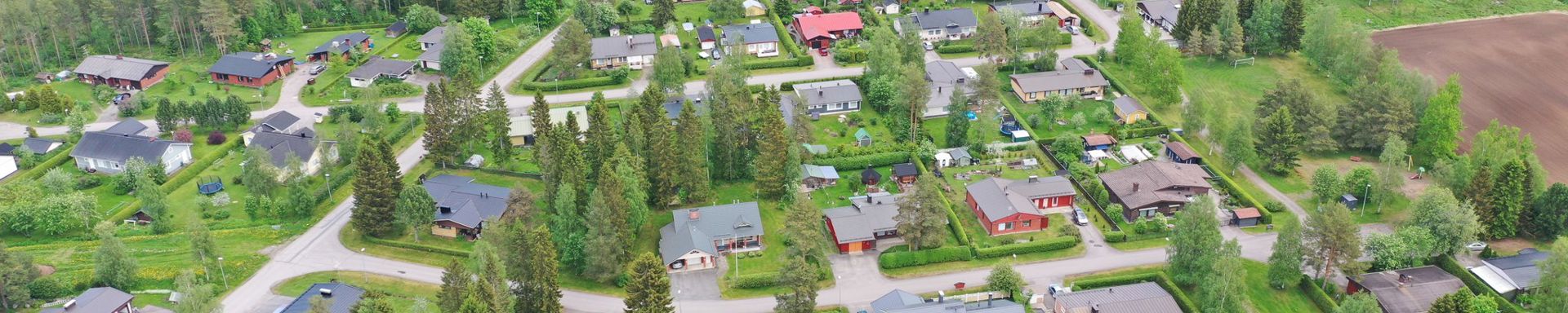 Taloja ja viheralueita ilmasta kuvattuna.