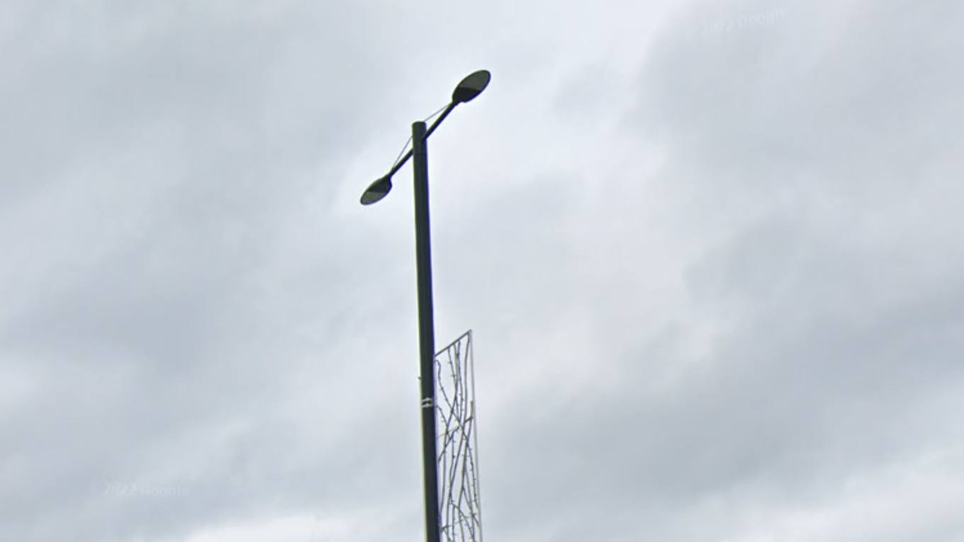 Kuvassa katuvalopylväs pilvisellä säällä
