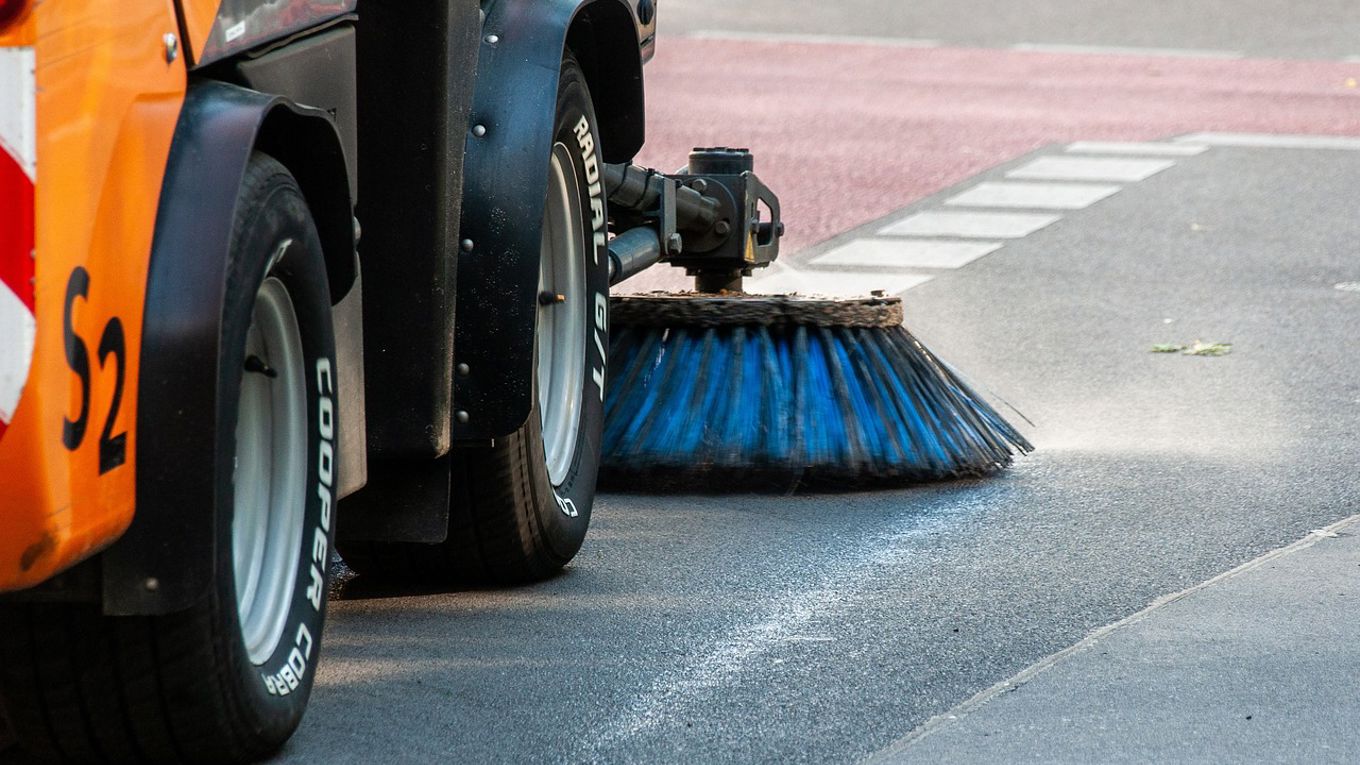 Lakaisukone siistimässä parkkipaikkaa