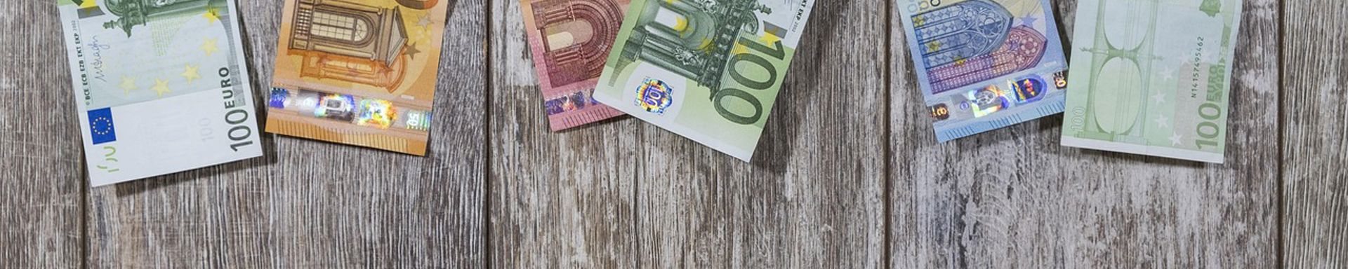 Euron seteleita kuivumassa pyykkinarulla