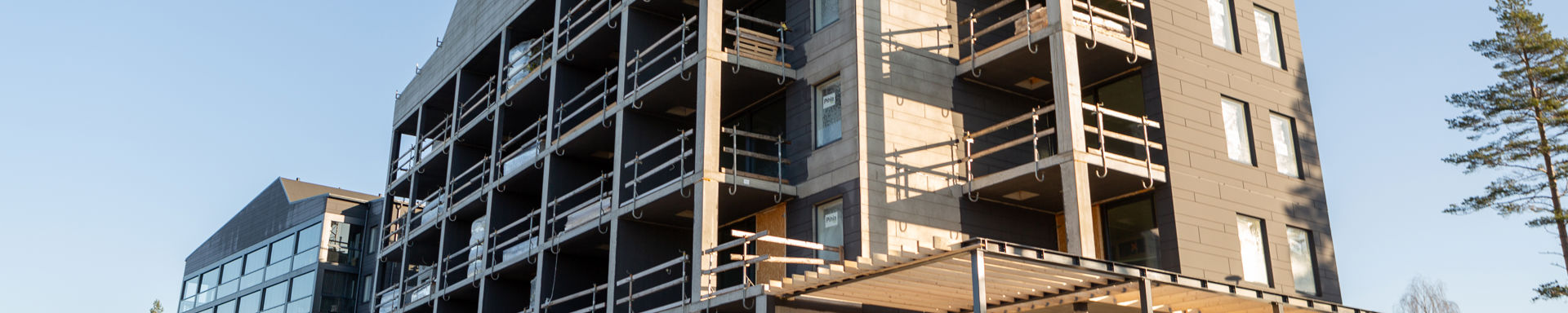 Kuvassa rakennusvaiheessa oleva kerrostalo Kalajoen Marinassa.