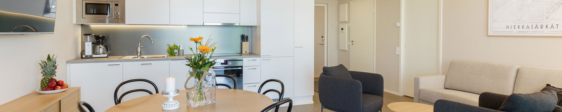 Kuva lomahuoneistosta tai asuinhuoneistosta sisätiloista, keittiö - olohuoneesta.