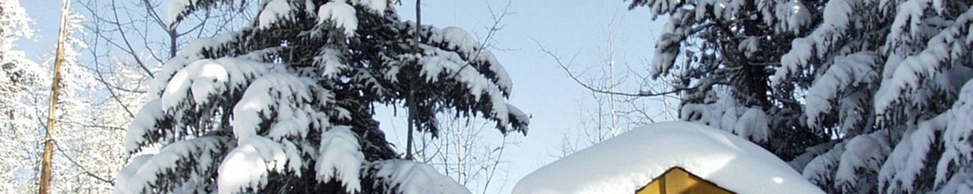 Kuvassa lumisessa maisemassa ulkowc.