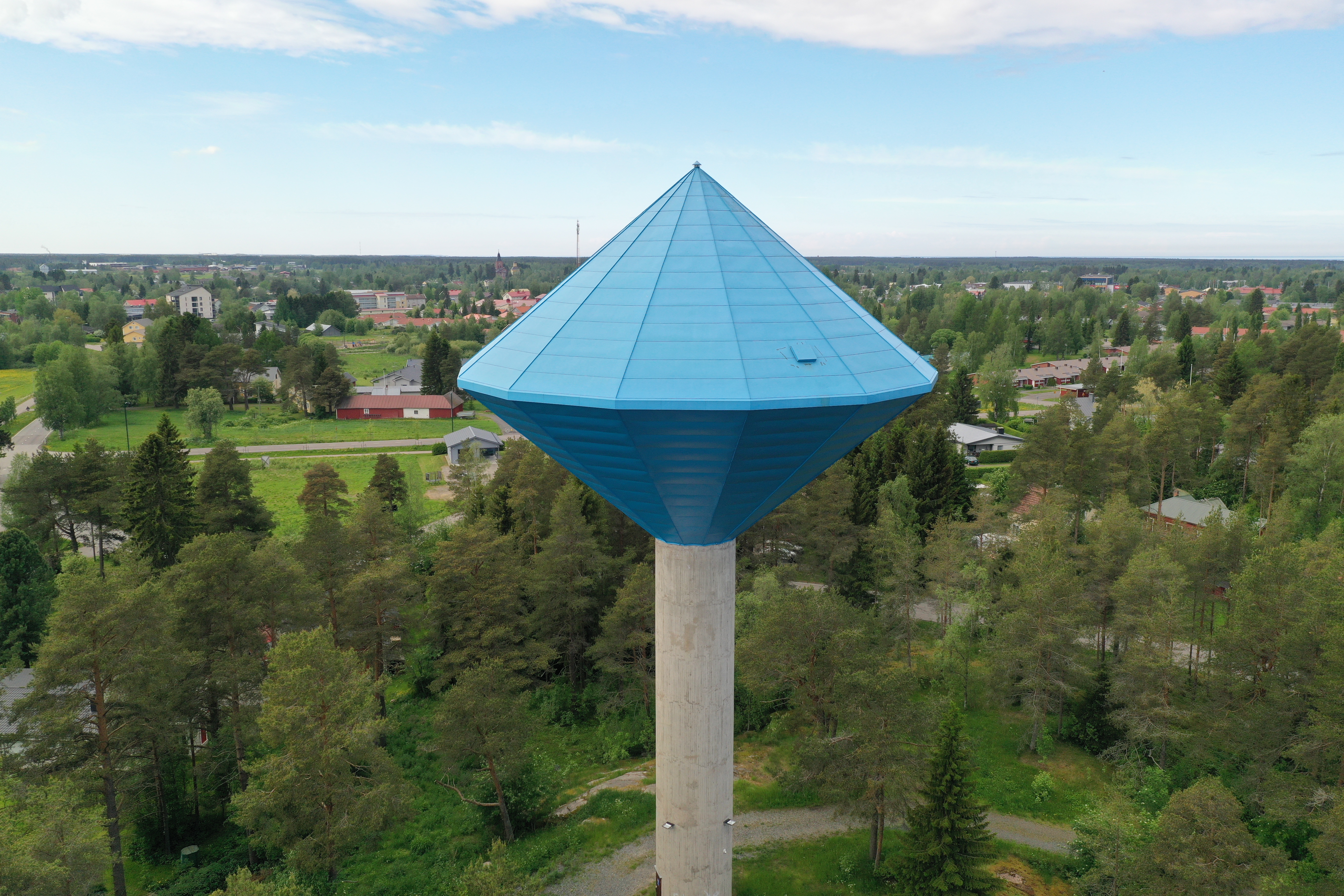 Kalajoen vesitorni kuvattuna maisemassa