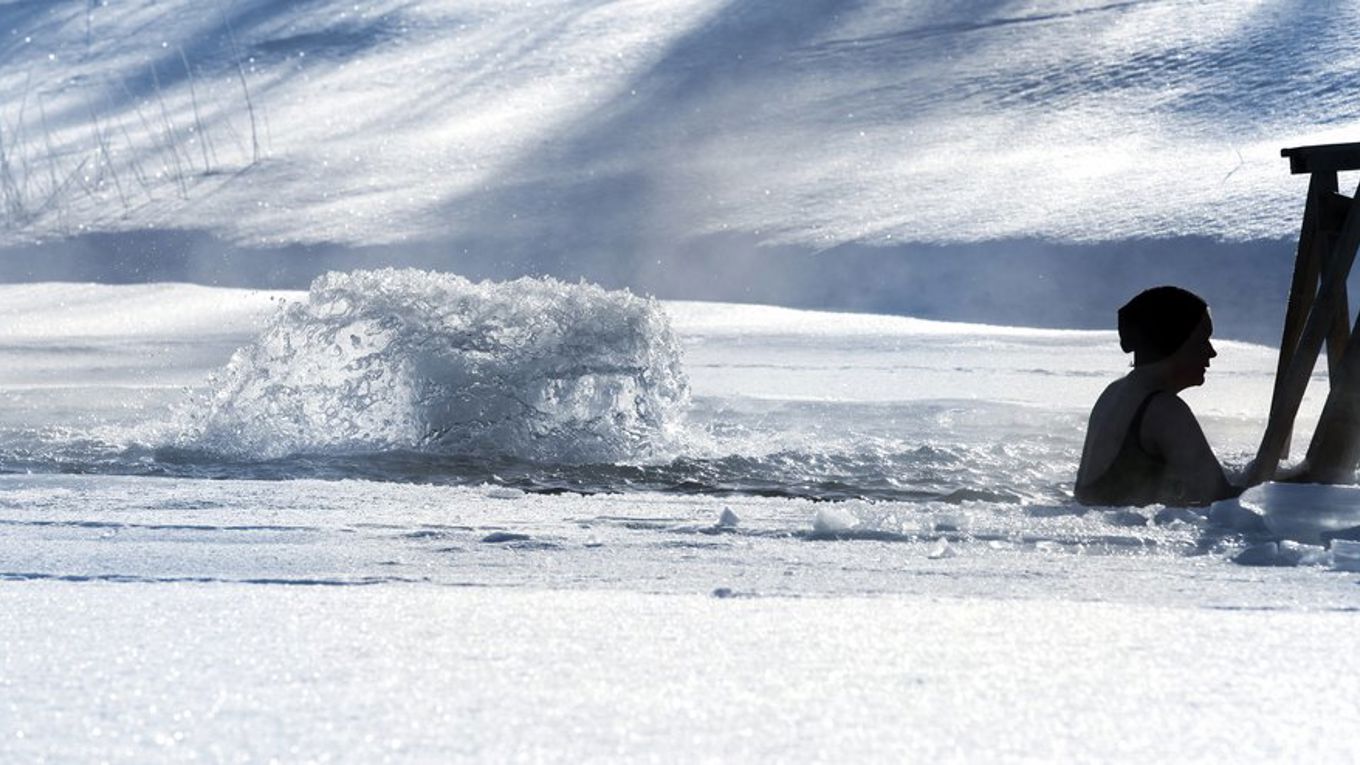 Kuva: avanto, talvi, henkilö nousee tikapuita avannosta