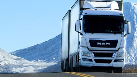 Kuorma-auto tienpäällä.