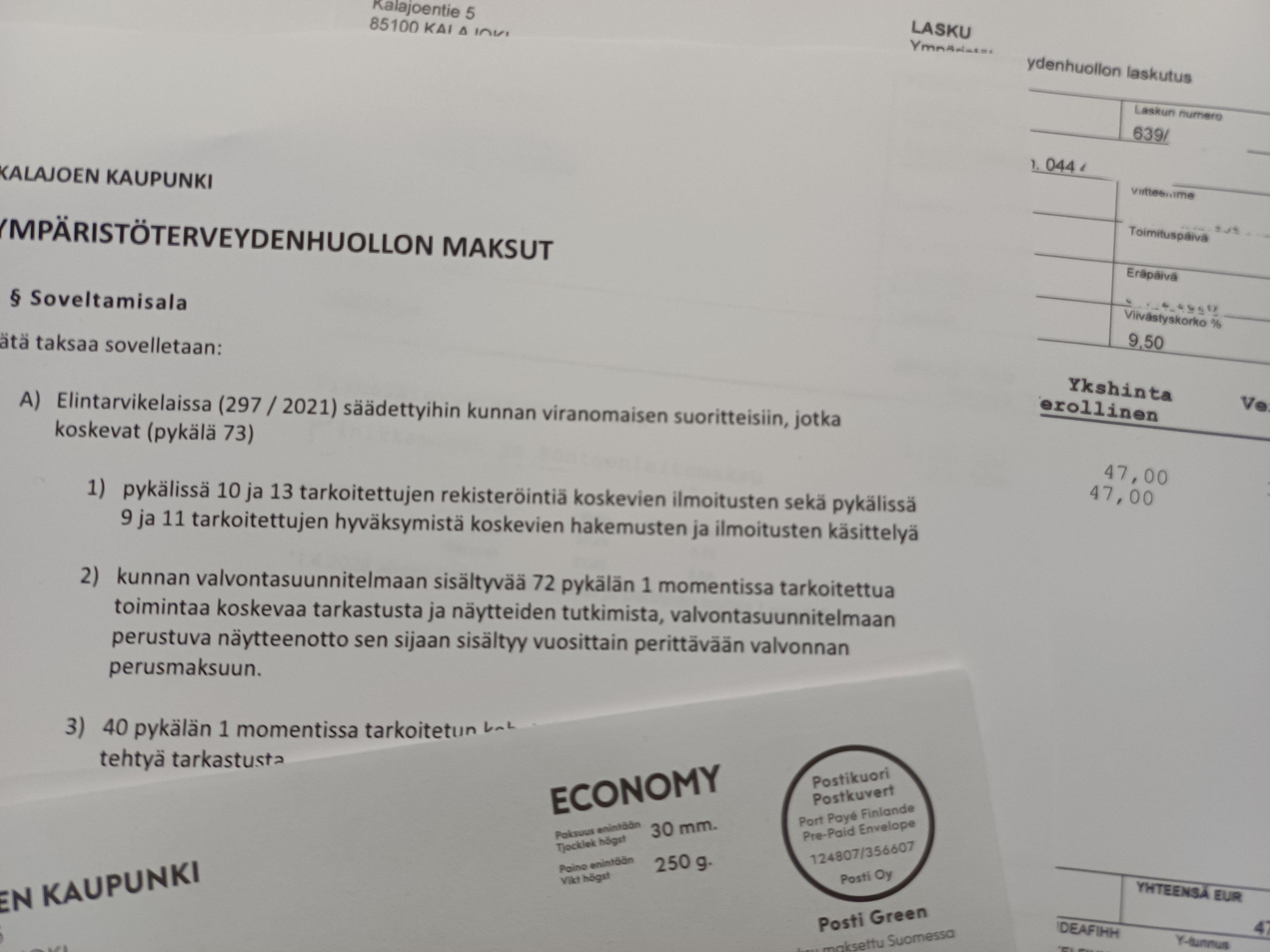 Kuvassa ympäristöterveydenhuollon maksuohje, kirjekuori ja lasku