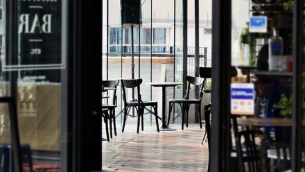 Kahvila-ravintola, pöytä, tuolit