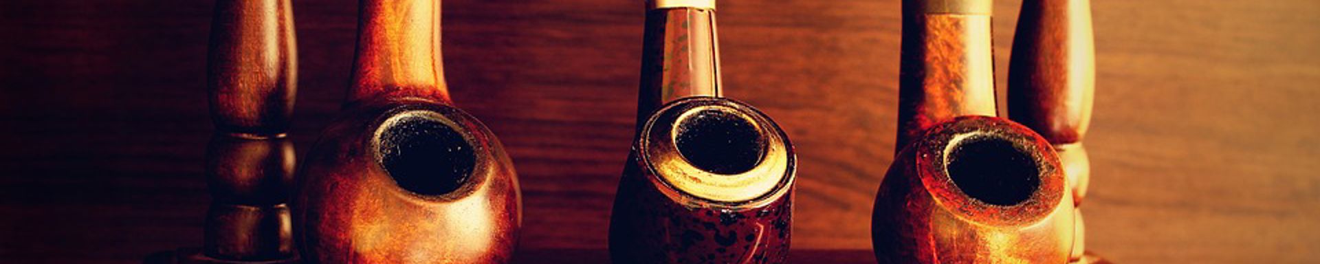 Kolme piippua telineellä