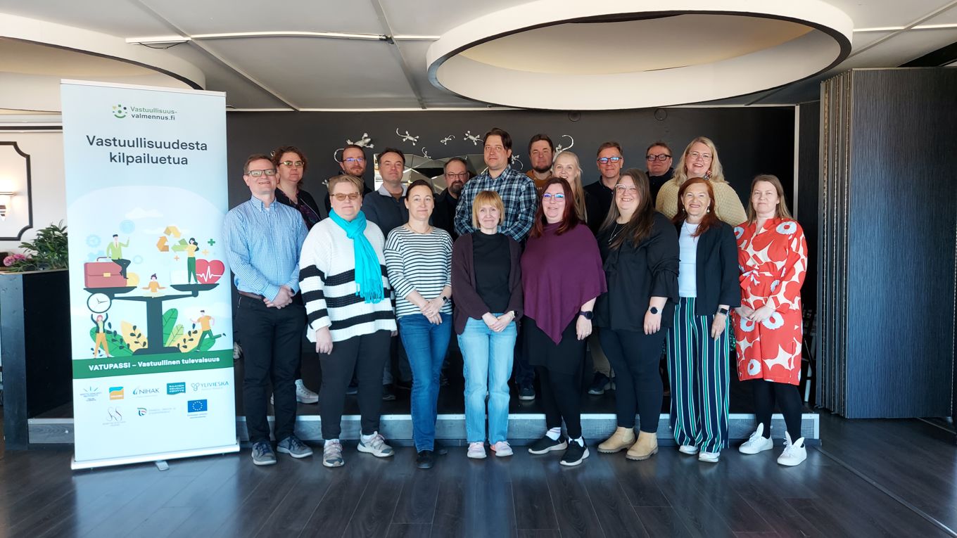 Vastuullisuuden strategiavalmennuksen osallistujat Kalajoella torstaina 15.5.2025.