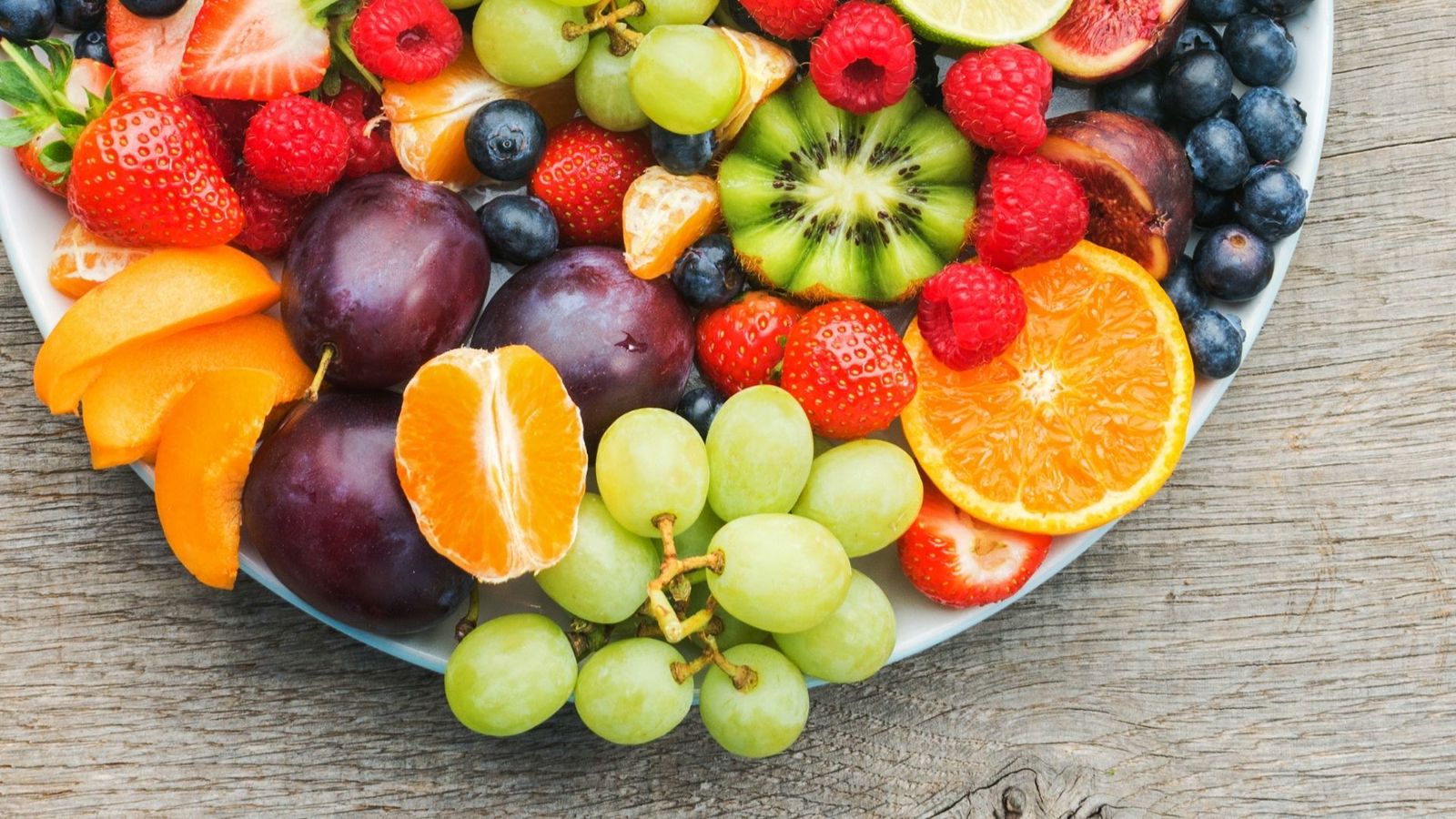 Hedelmiä ja marjoja lautasella.