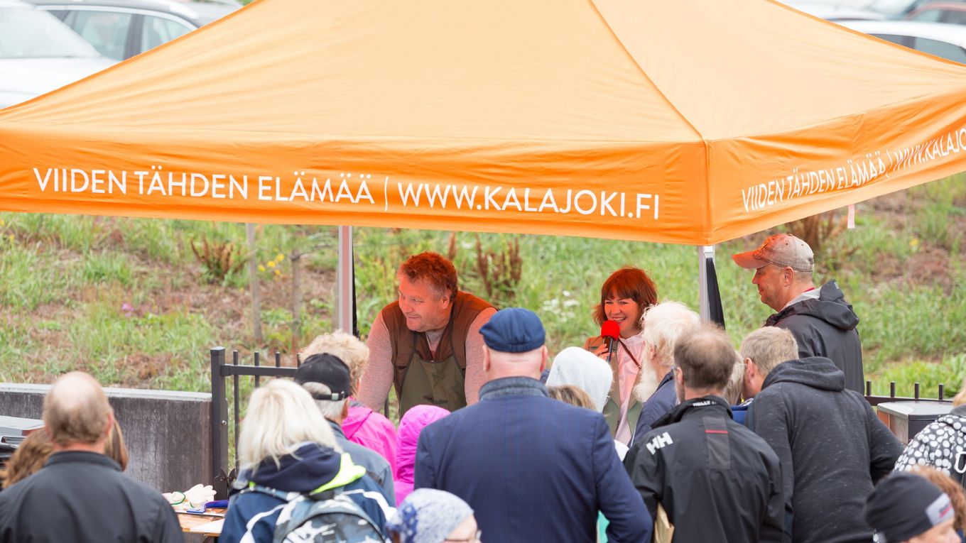 Tapahtumateltta, jonka luona ihmisiä.