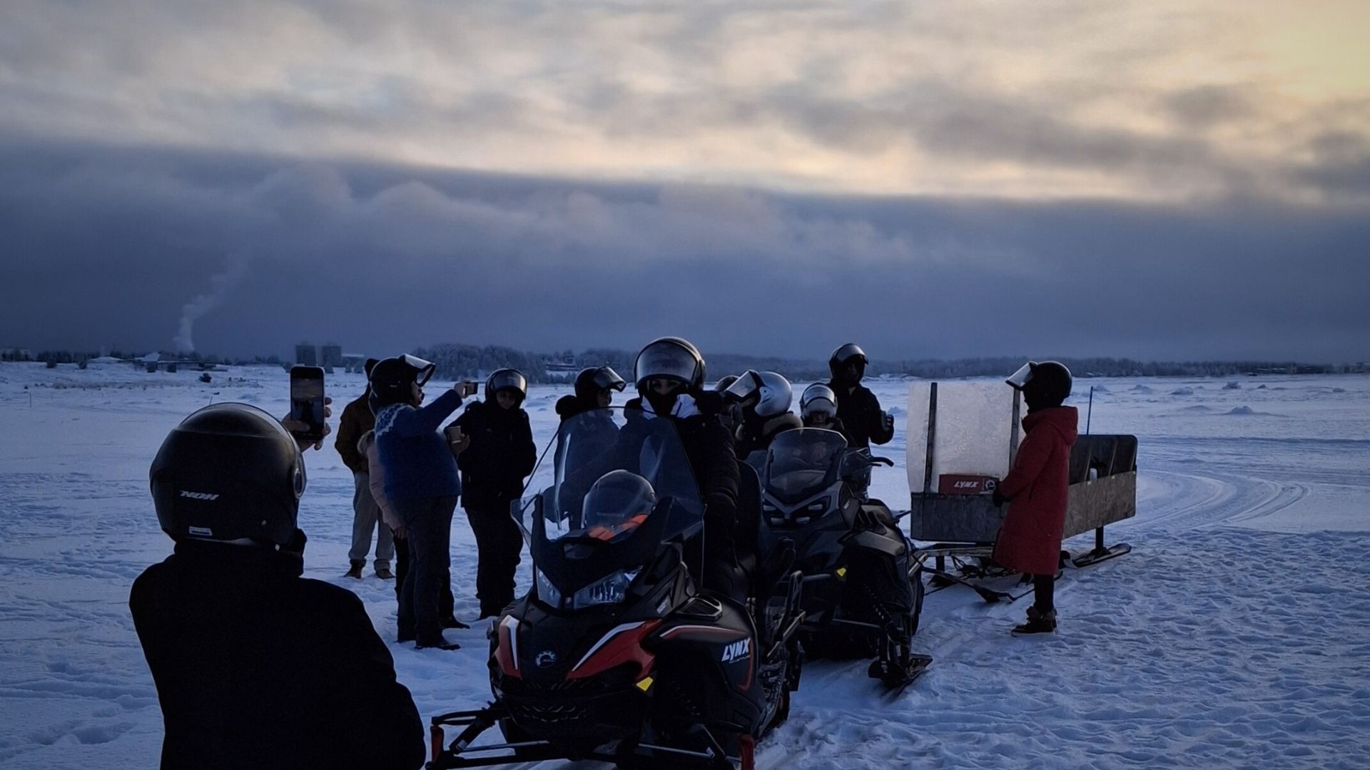Turusturyhmä ihailee jäätynyttä merta moottorikelkkasafarilla Kalajoella.