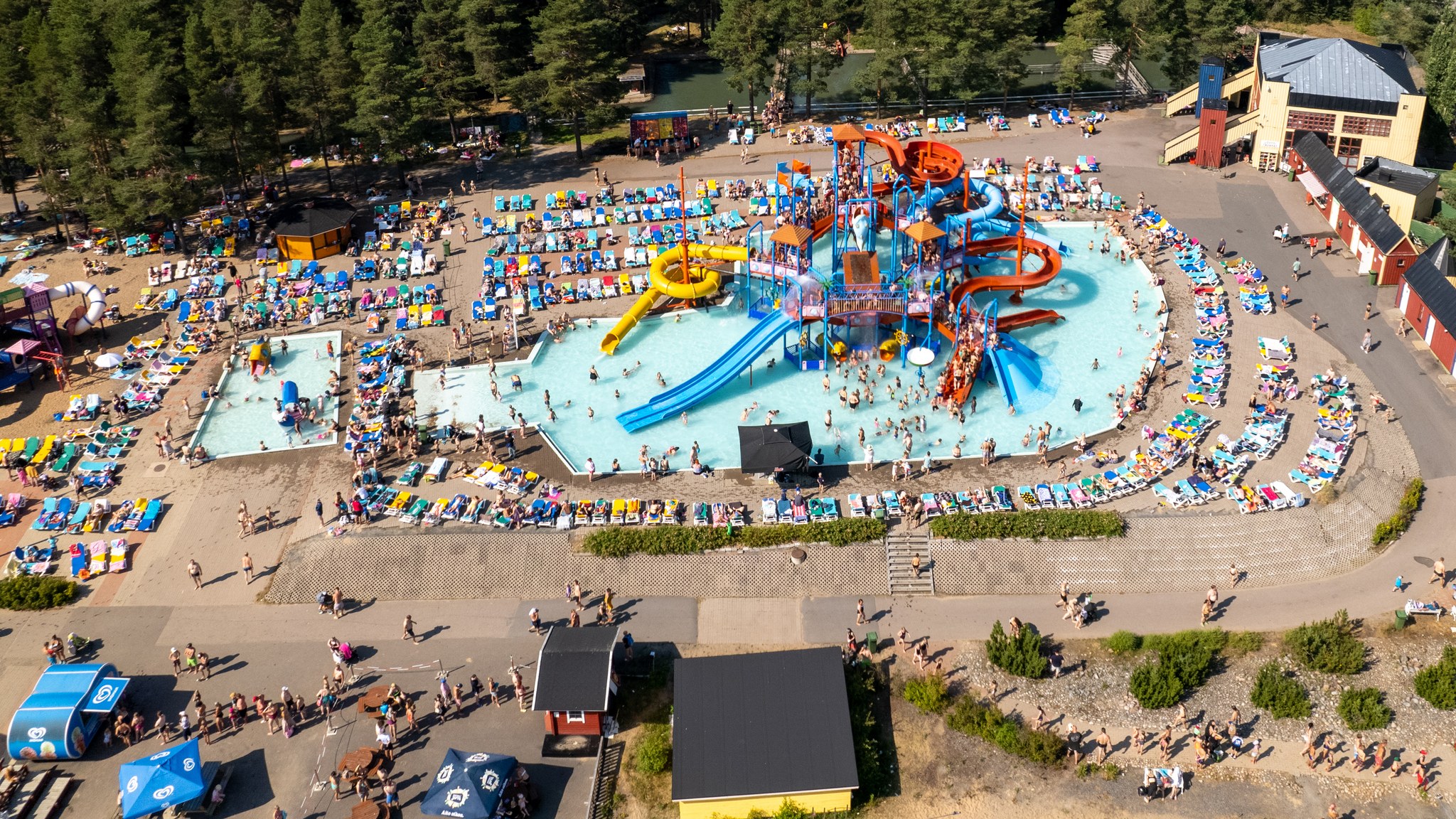 Vesipuisto Jukupark Kalajoen Hiekkasärkillä kuvattuna ilmasta.