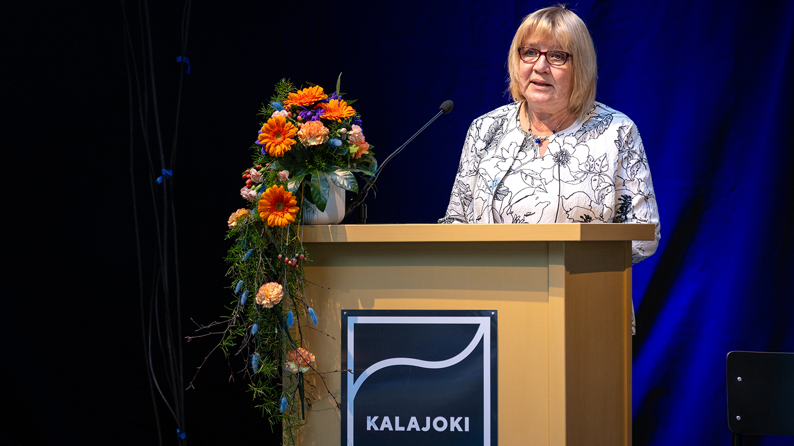 Kaupunginhallituksen puheenjohtaja pitää puhetta.