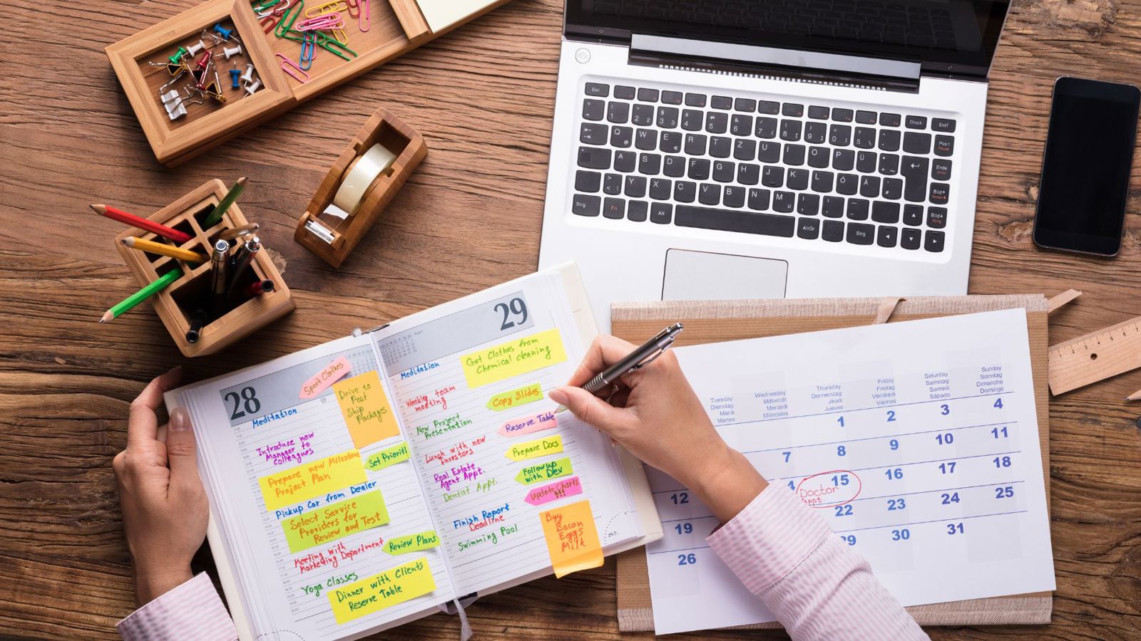 Nainen täyttää kalenteria