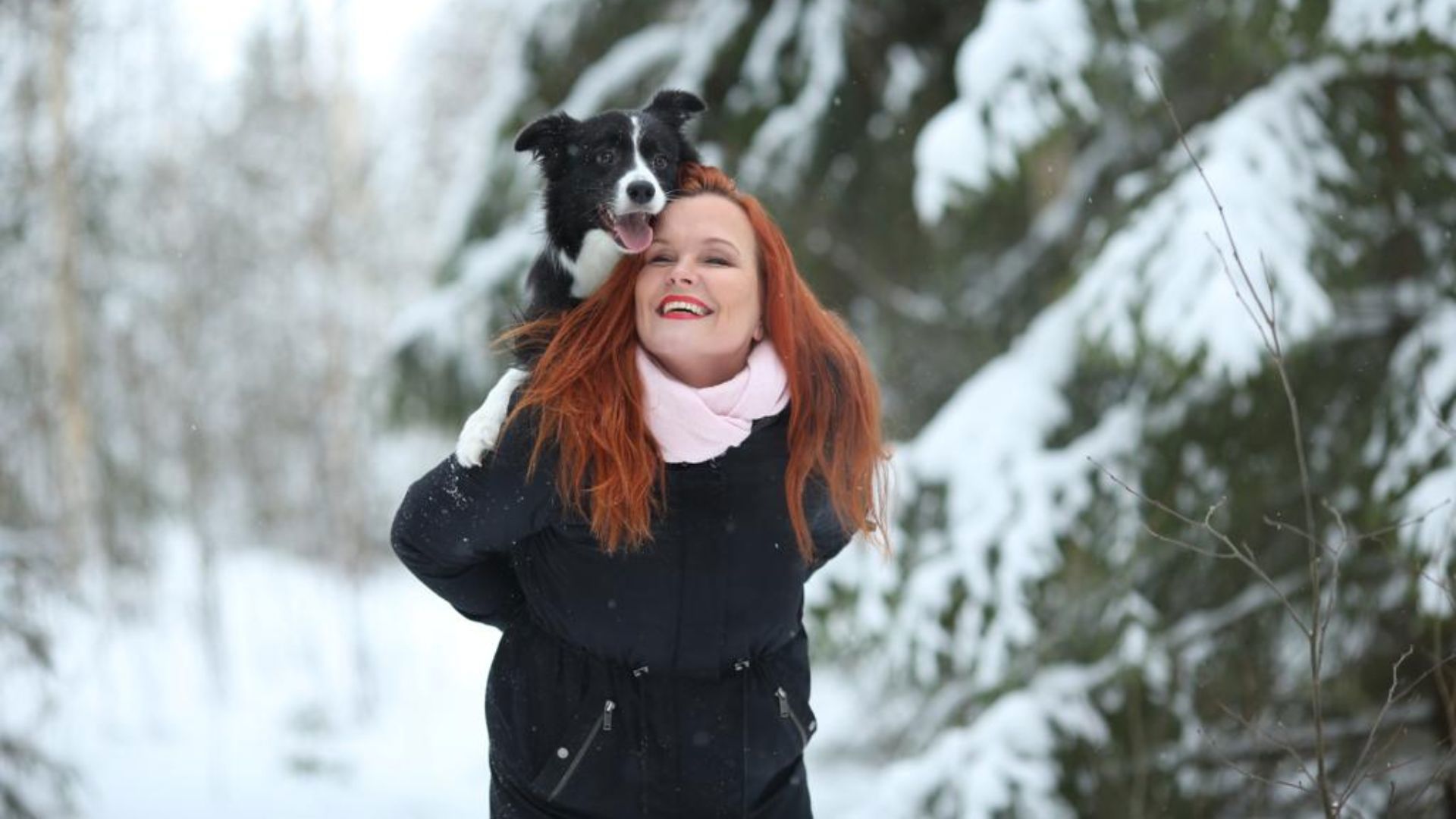 Piia Koriseva koiransa kanssa.