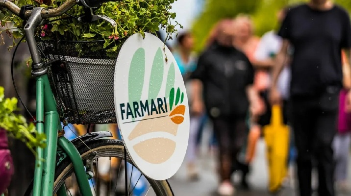 Farmari -äyttelyn logo ja mainos pyörän sangassa