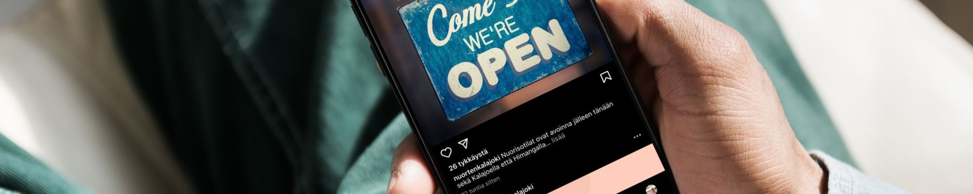 Puhelin on nuoren kädessä.