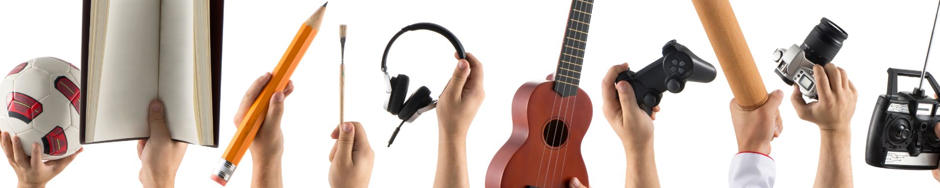 Kädet pitävät erilaisia harrastusvälineitä rivissä.