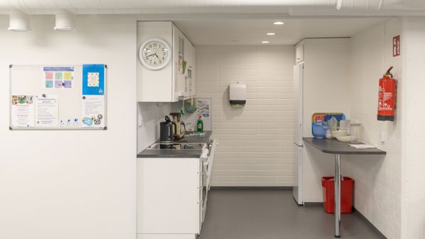 Himankatalon kerhotilan pieni keittiönurkkaus.