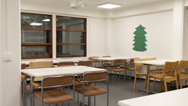 Himankatalon kerhotilan kokoustila.