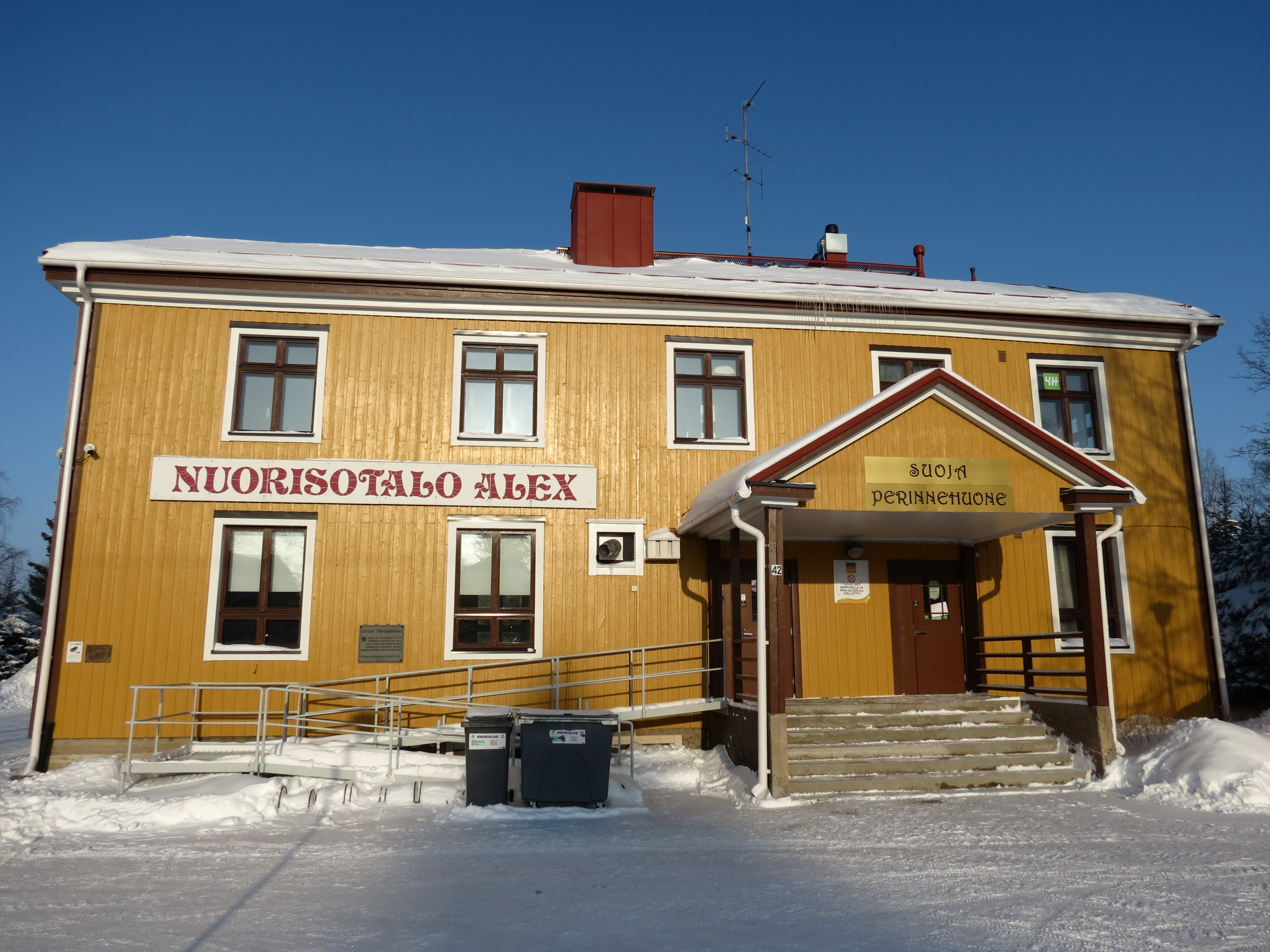 Nuorisotalo Alexin julkisivu talvella. 