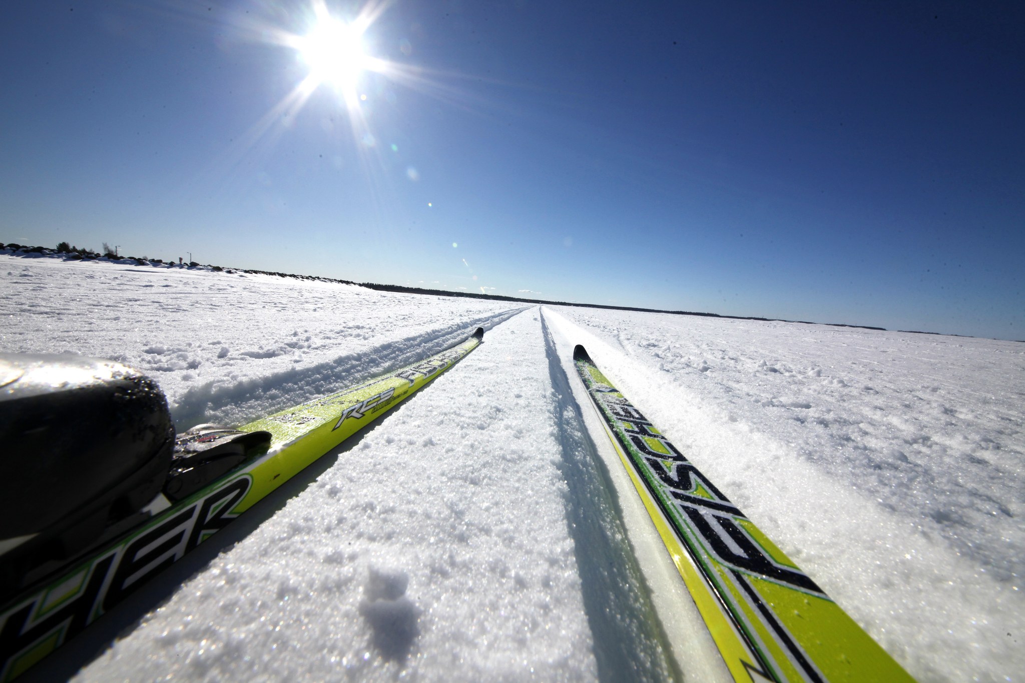 Sukset jäällä auringonpaisteessa.