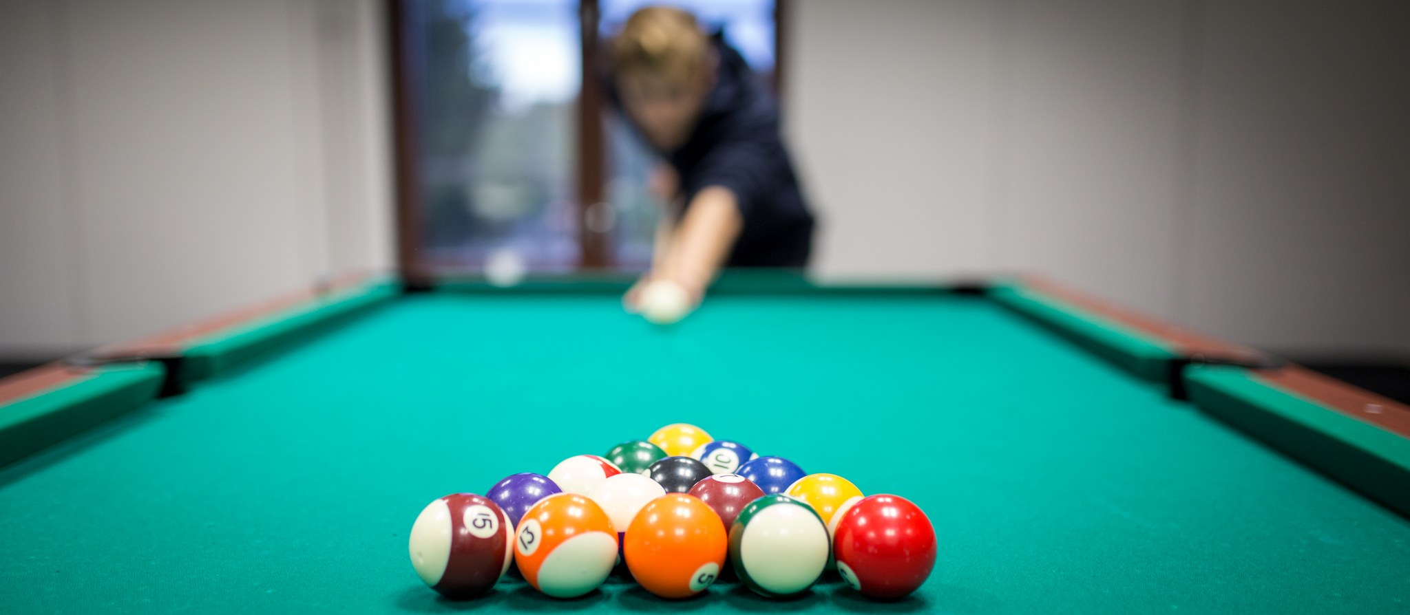 Biljardipöytä ja pelaaja.