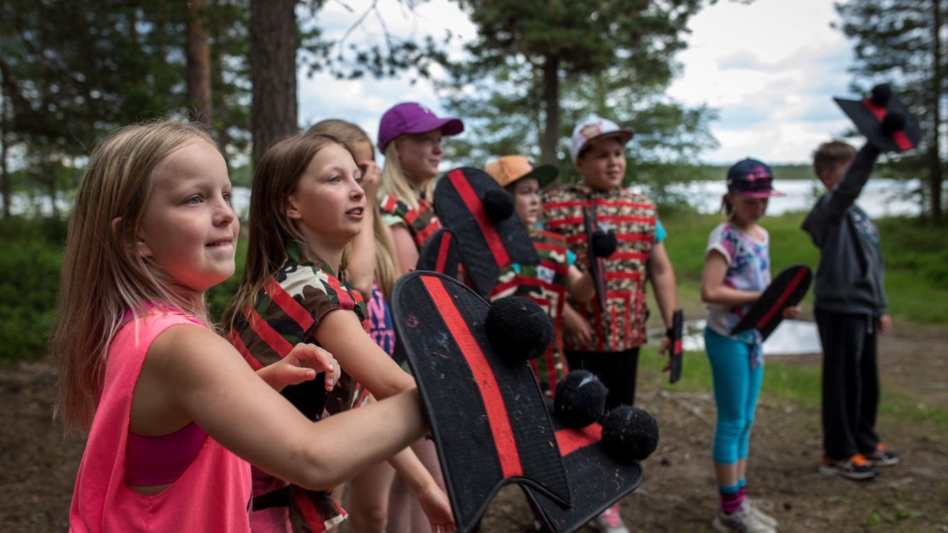 Lapset leikkivät tarrapalloa.
