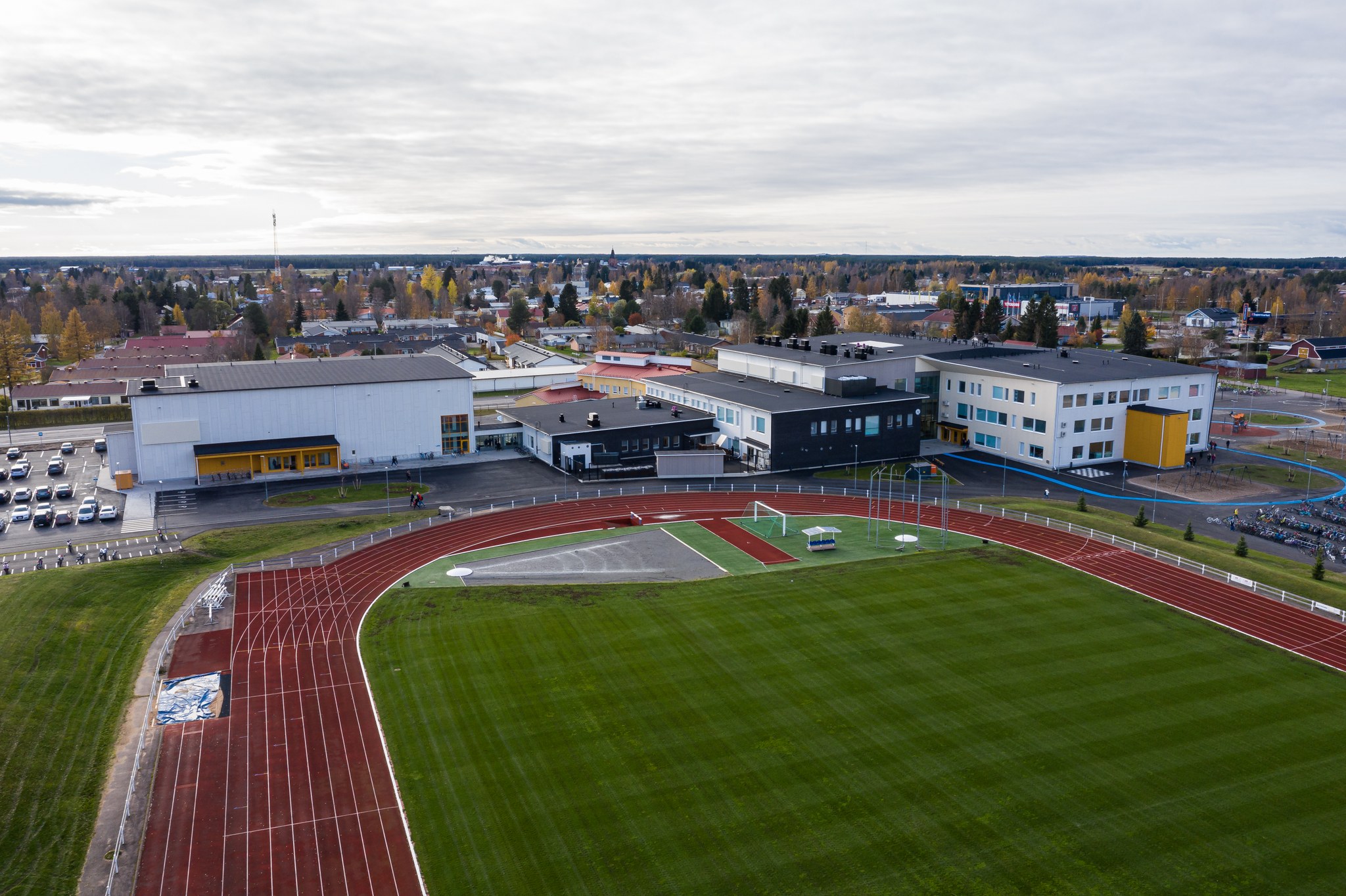 Urheilukentän taustalla Merenojan liikuntahalli.
