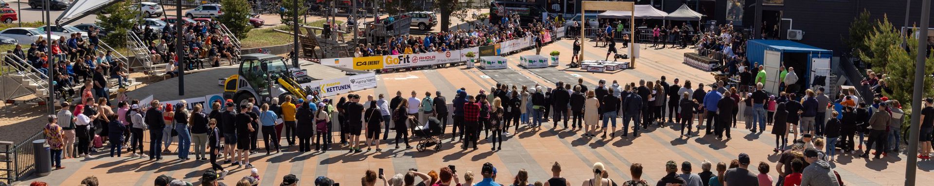 Tapahtuma Hilmantorilla. Katsomo täynnä ihmisiä.