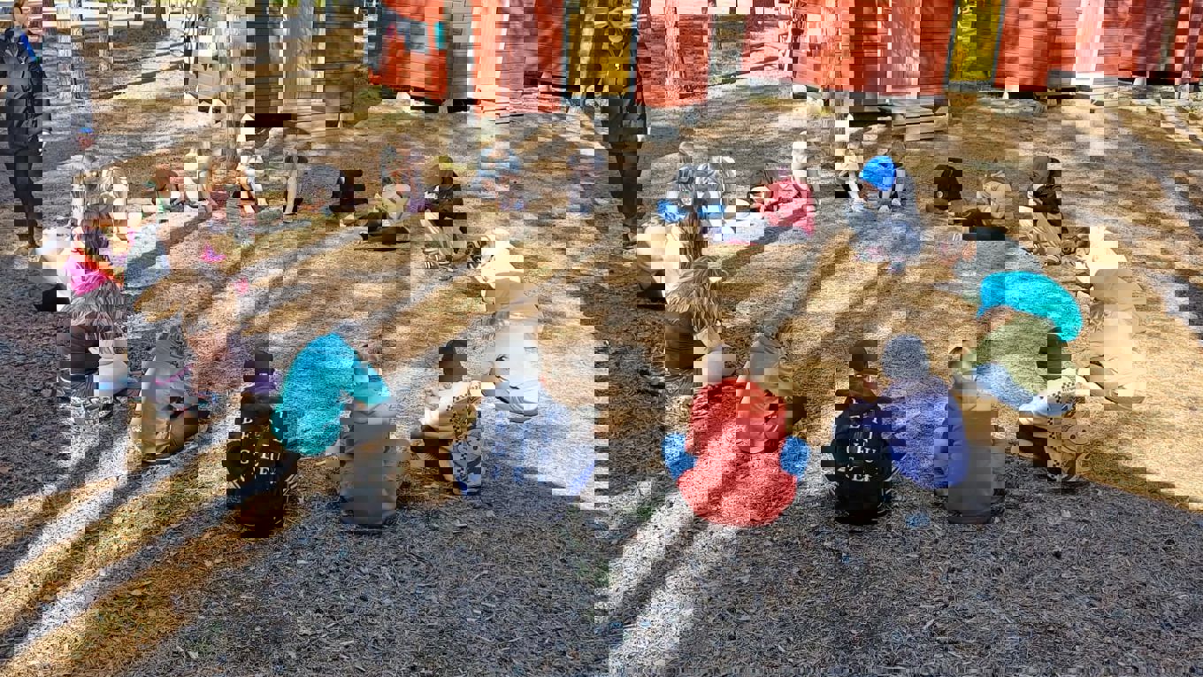 Lapset istuvat piirissä.