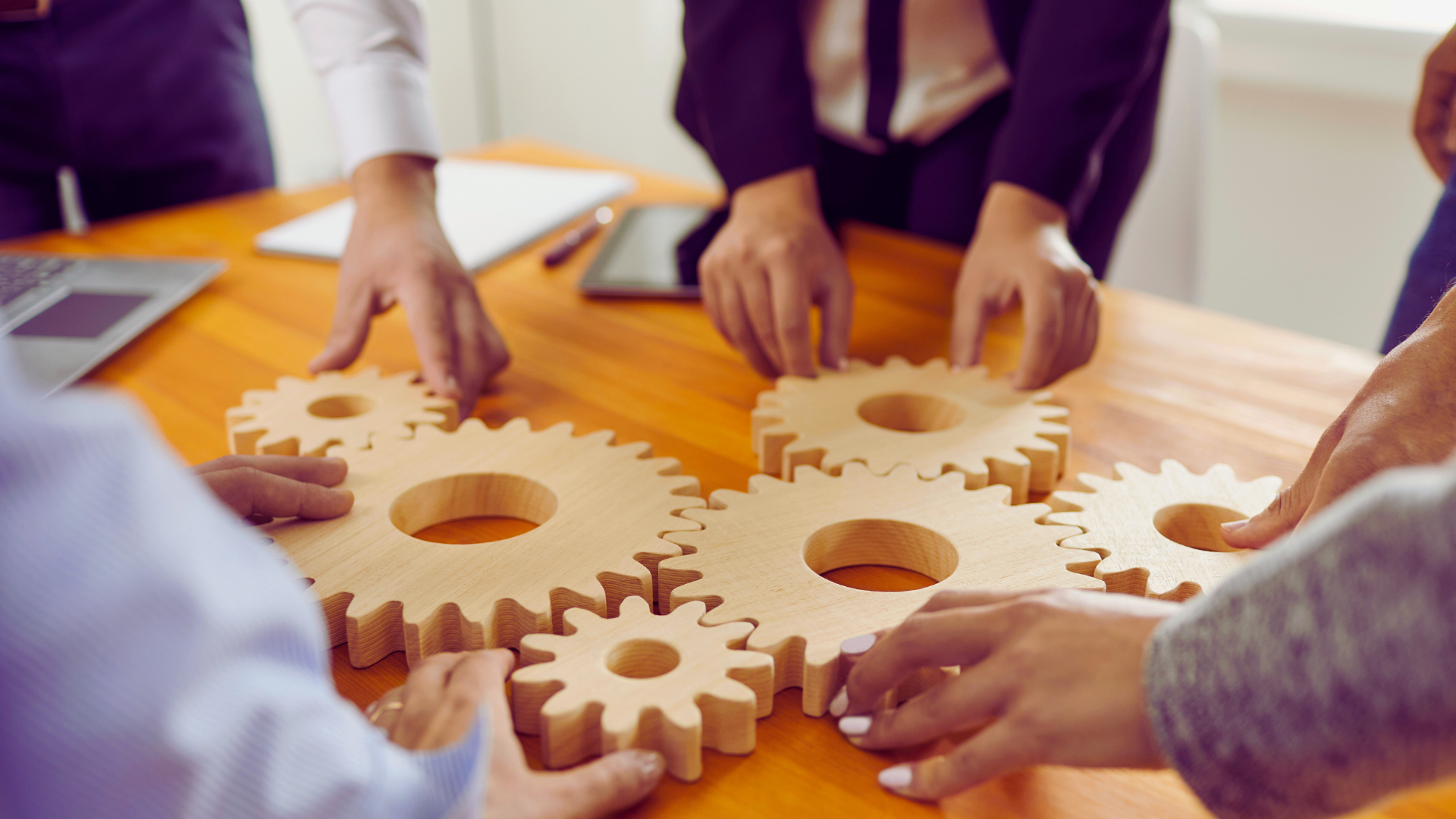 Pöydän äärellä rakennetaan puurattaista jotain.