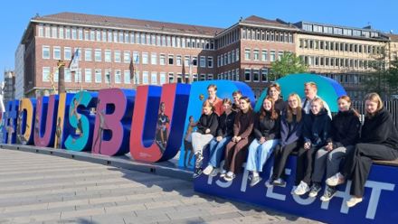 students at a big sign Duisburg