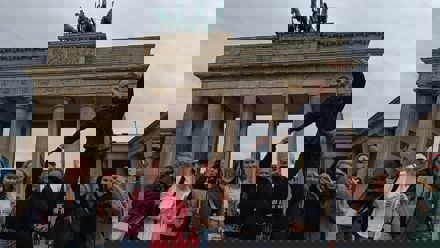 students in front of a Brandenburgertor