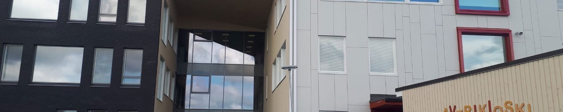 Merenojan koulun pääsisäänkäynti.