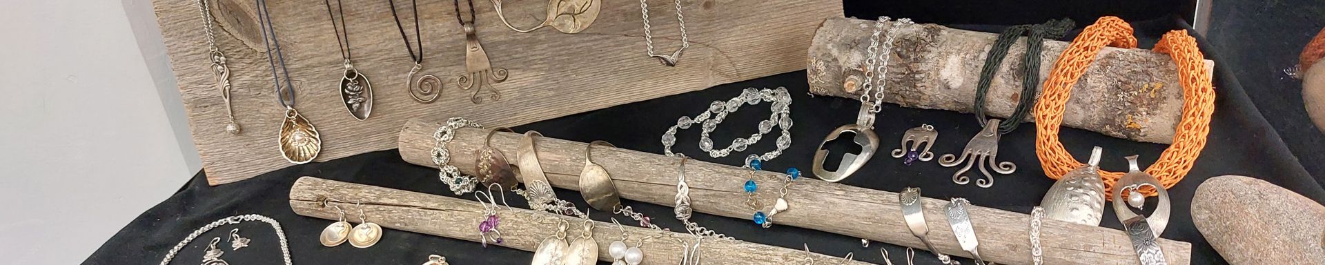 Erilaisia koruja näytteilleasetettuna.