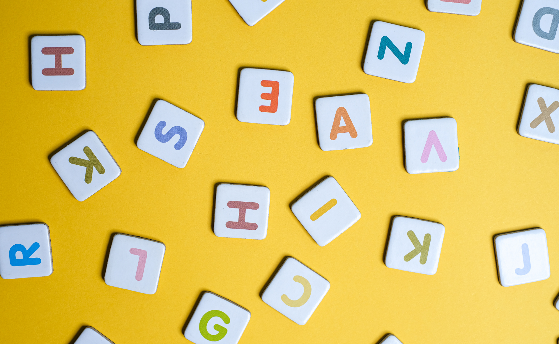 Kirjainlaattoja keltaisella pohjalla.