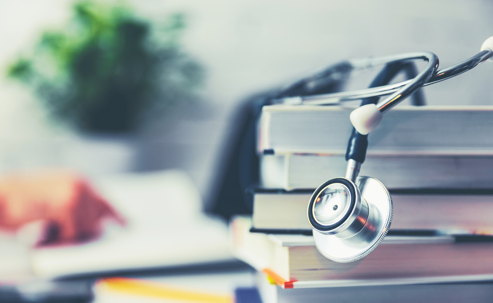 Stetoskooppi kirjapinon päällä.