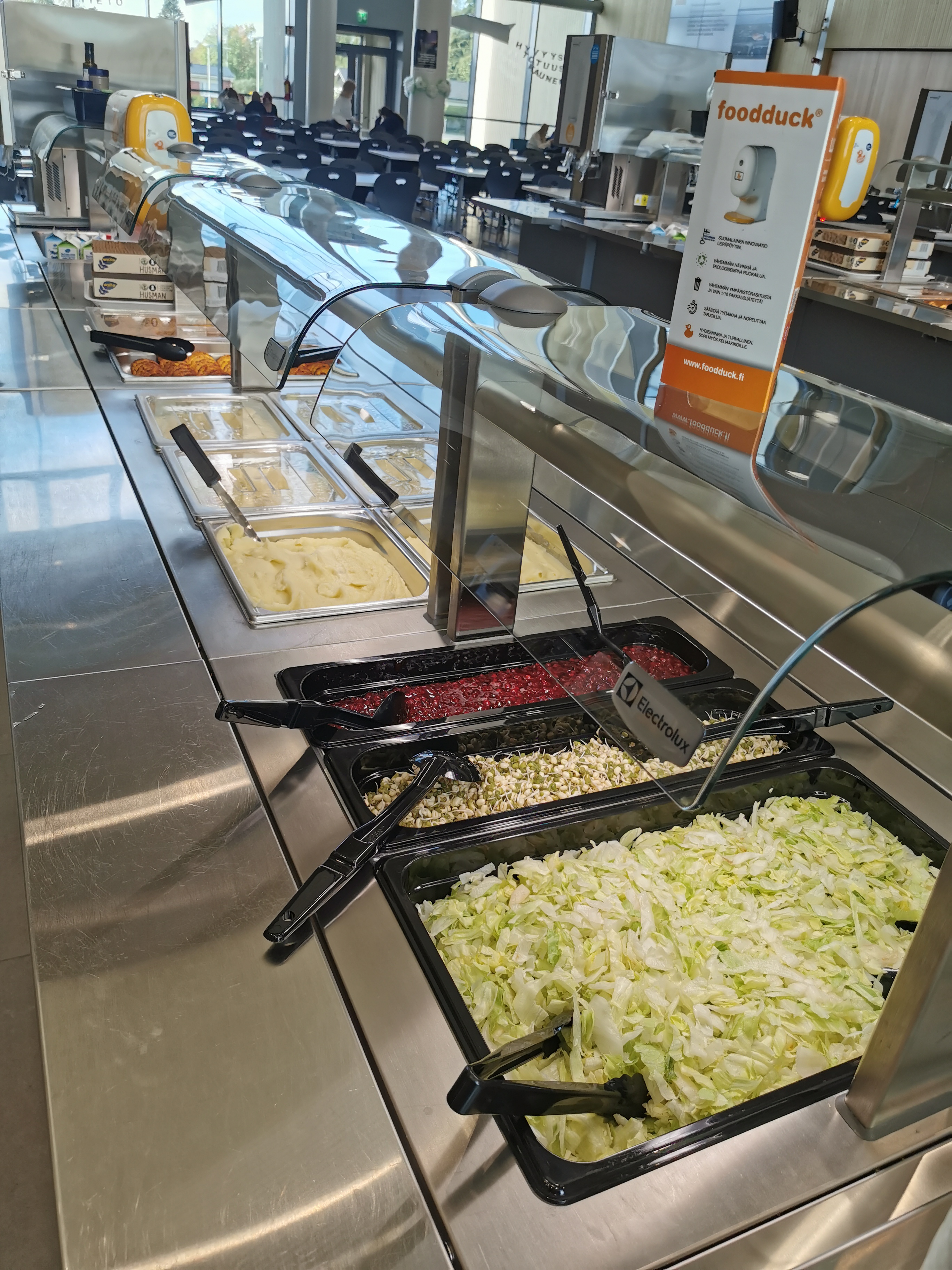 Katettu ruokailulinjasto.