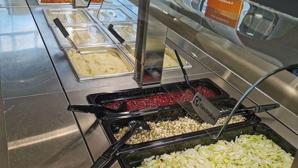 Katettu ruokailulinjasto.