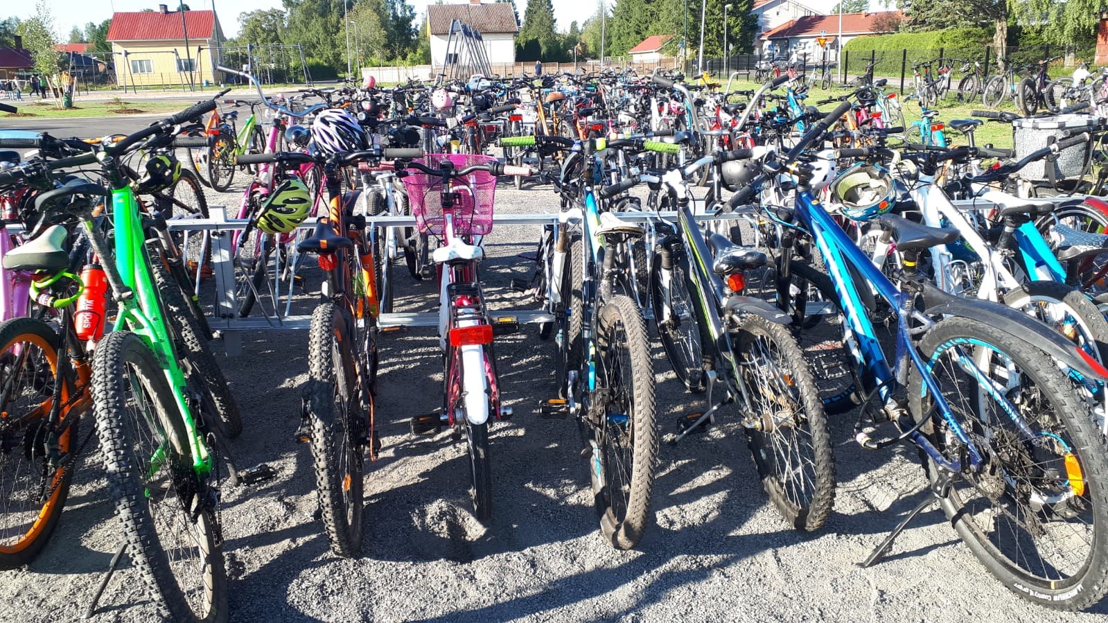 Paljon pyöriä parkissa.