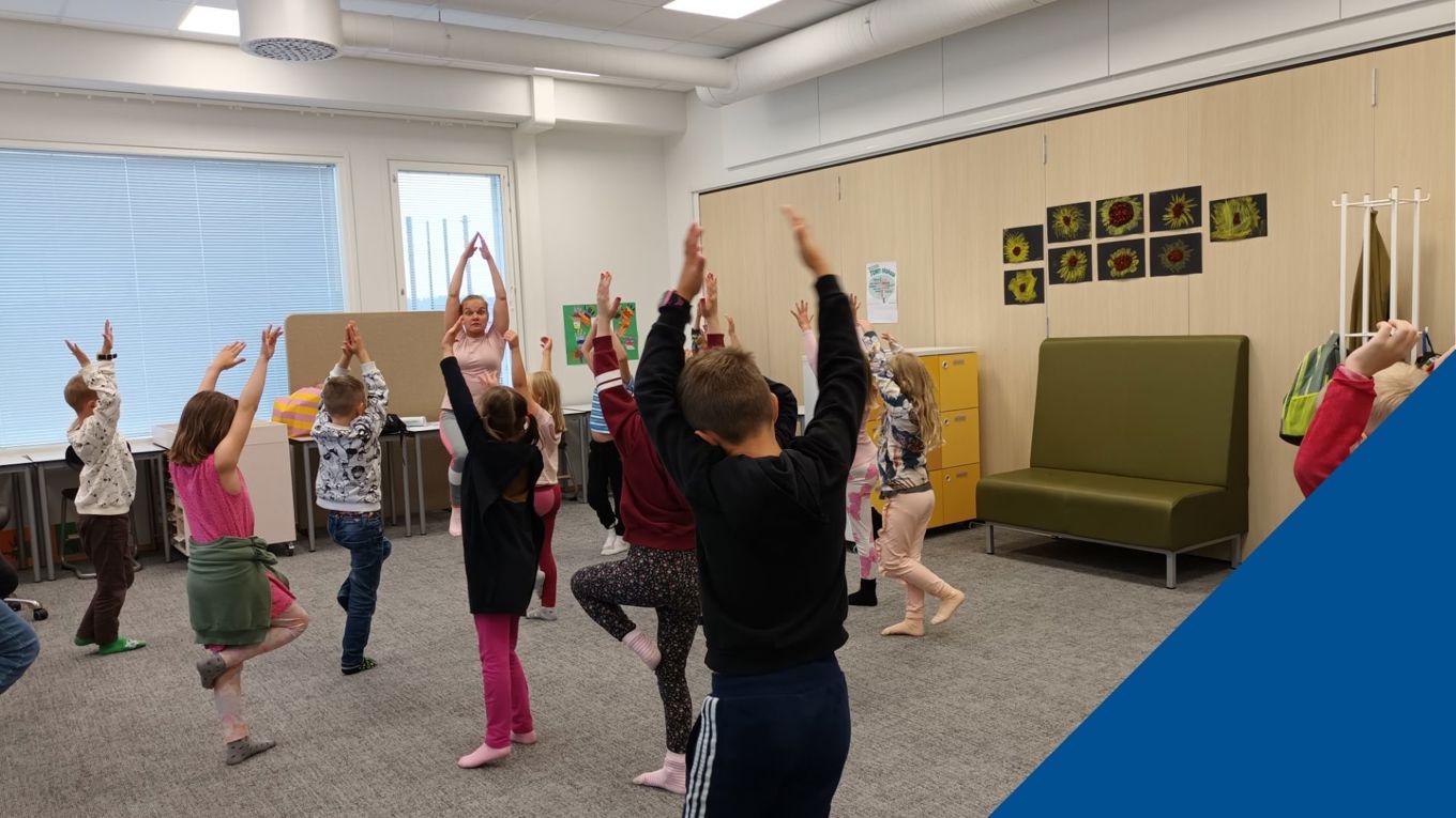 Oppilaat tekevät tasapaino harjoituksia