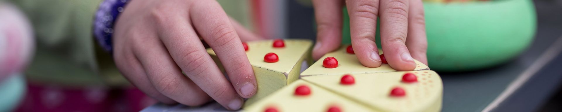 Lapsi leikkii leikkikakulla.