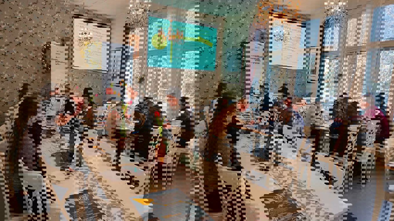 Yritysosallistujat työn touhussa vastuullisuuden perusvalmennuksessa Aapiskukossa Kalajoella.