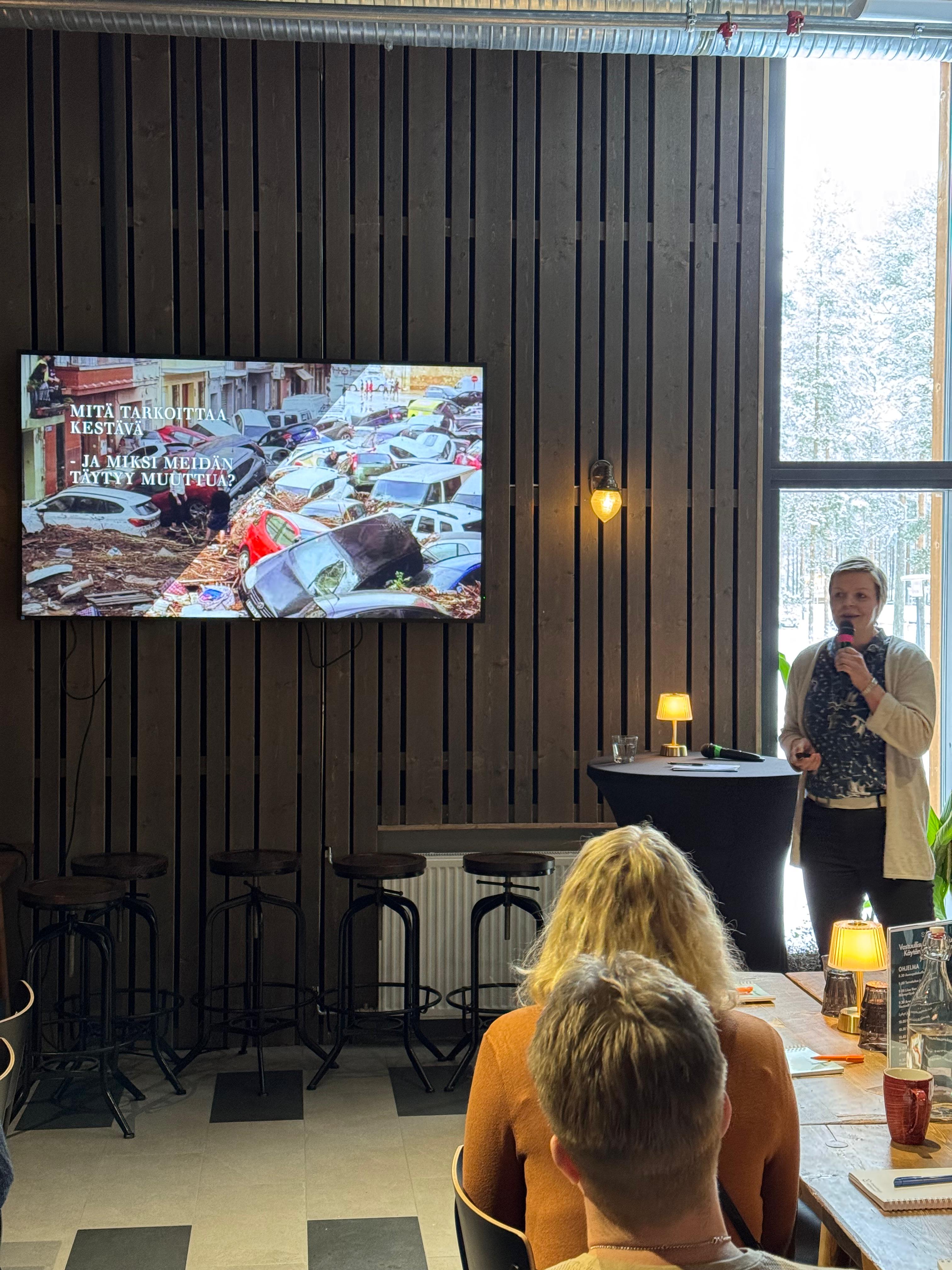 Kaisa Kurittu puhumassa, miksi vastuullisuustyötä ja muutosta tarvitaan.